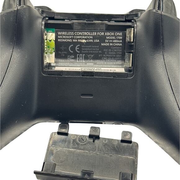 Microsoft Xbox One Wireless Controller Black Model 1708 - Picture 5 of 6